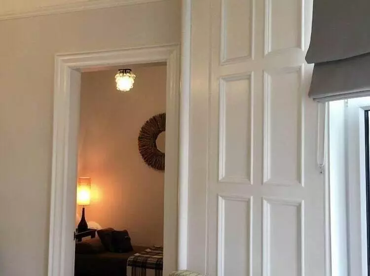 تختخواب و صبحانه Antler Guest House