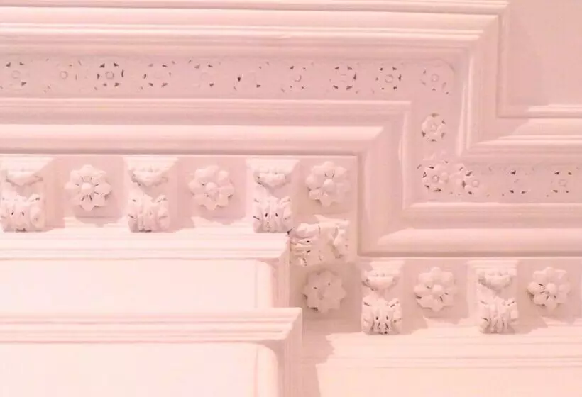 تختخواب و صبحانه Antler Guest House