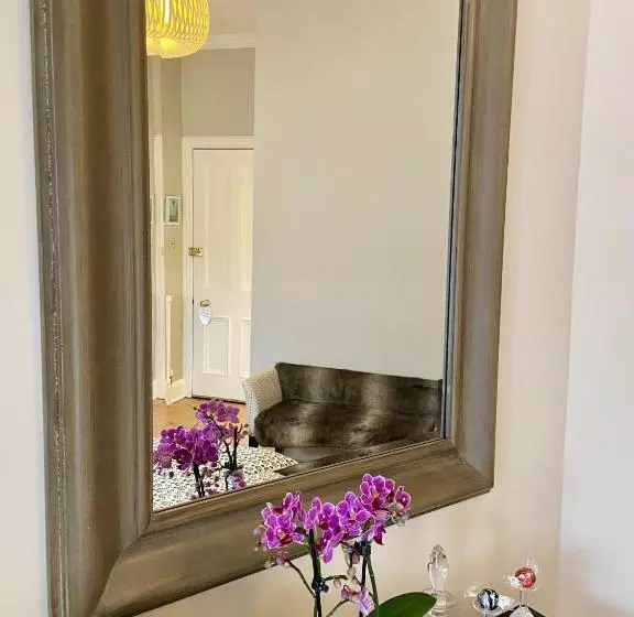 تختخواب و صبحانه Antler Guest House