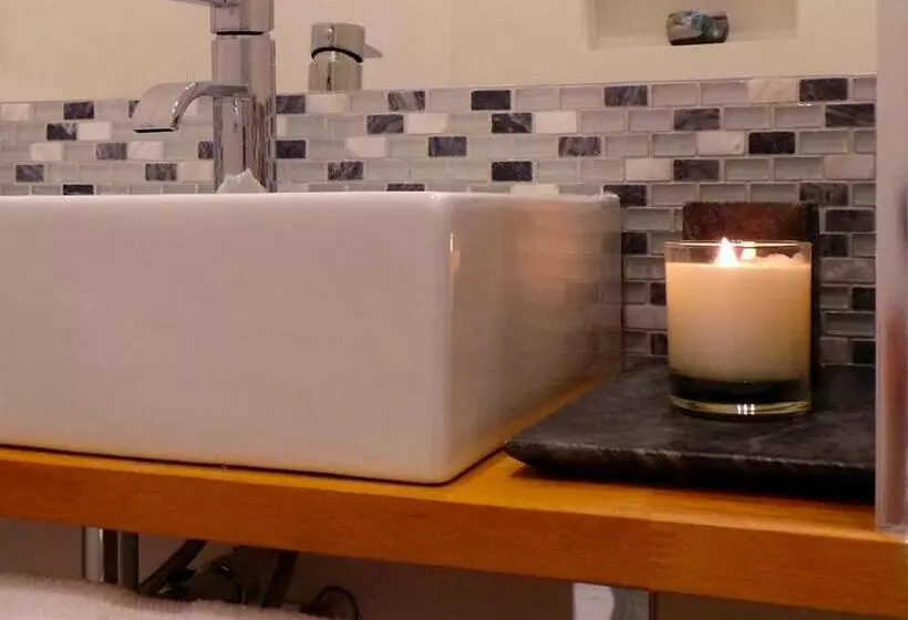 تختخواب و صبحانه Antler Guest House