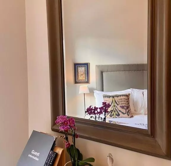 تختخواب و صبحانه Antler Guest House