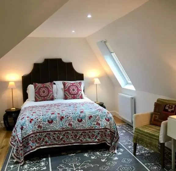 تختخواب و صبحانه Antler Guest House