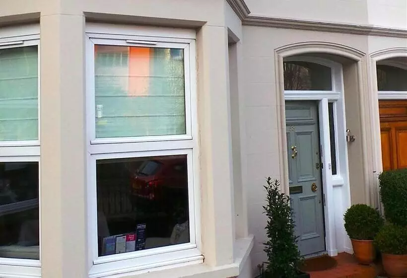 تختخواب و صبحانه Antler Guest House