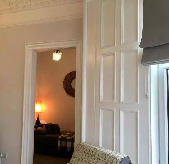 تختخواب و صبحانه Antler Guest House