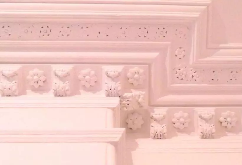 تختخواب و صبحانه Antler Guest House