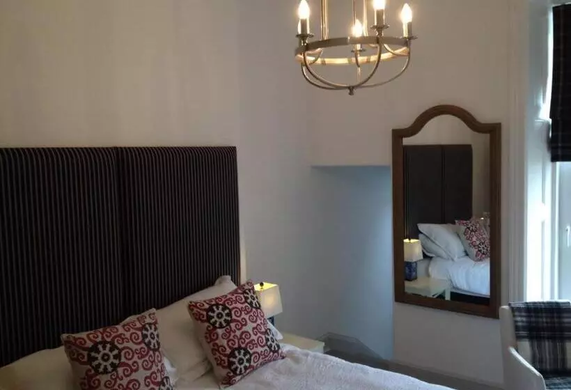 تختخواب و صبحانه Antler Guest House