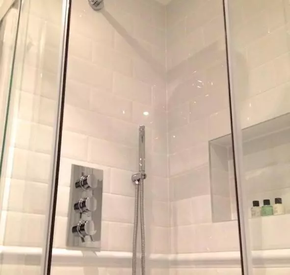 تختخواب و صبحانه Antler Guest House