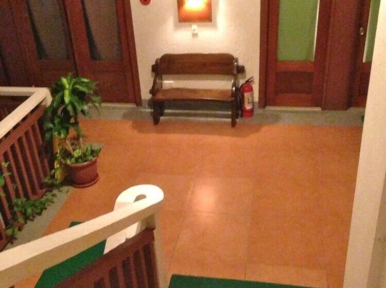 فندق Agos Boracay Rooms + Beds