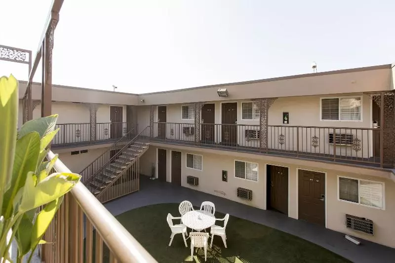 בית מלון כפרי Beverly Inn