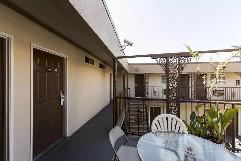 בית מלון כפרי Beverly Inn