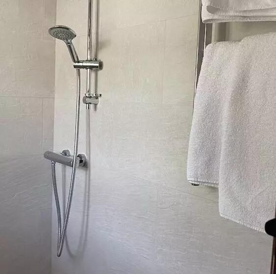 Отель Priory Tearooms Burford With Rooms