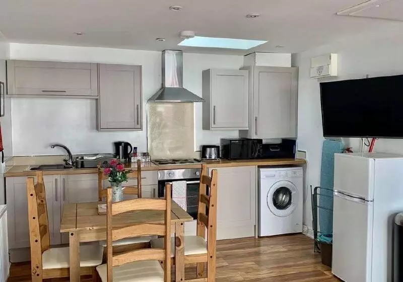 בית מלון כפרי The Royal Oak