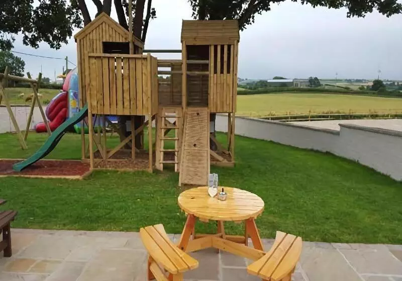 בית מלון כפרי The Royal Oak