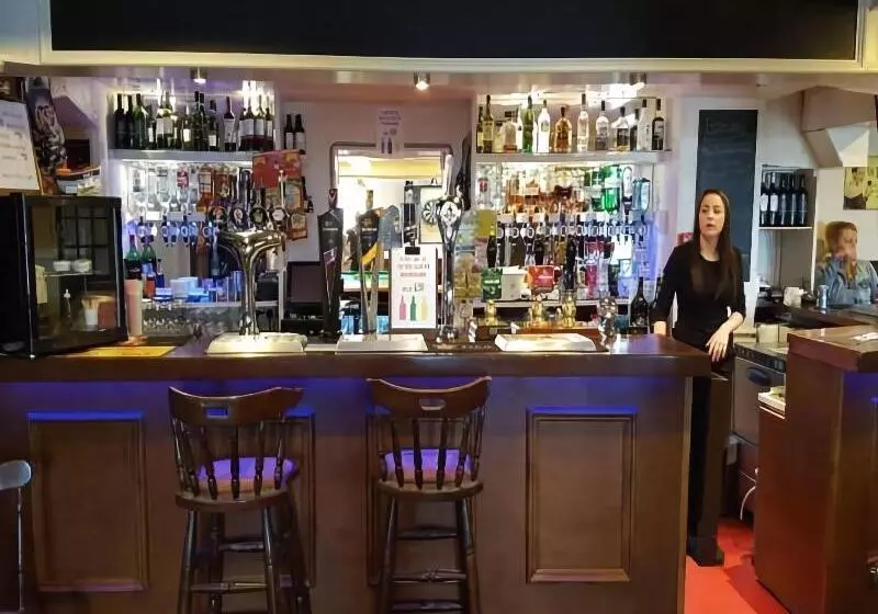 בית מלון כפרי The Royal Oak