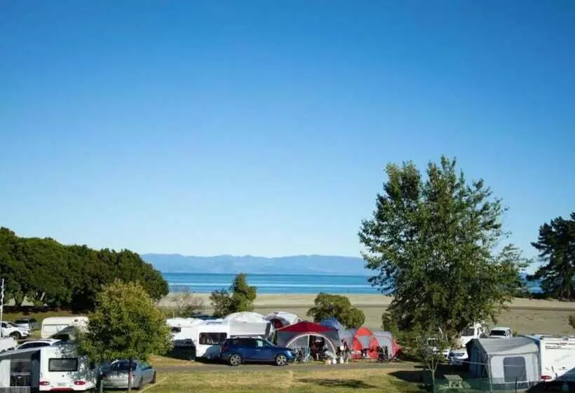 ホテル Tāhuna Beach Holiday Park