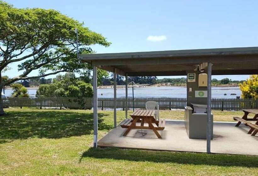 בית מלון כפרי Tāhuna Beach Holiday Park