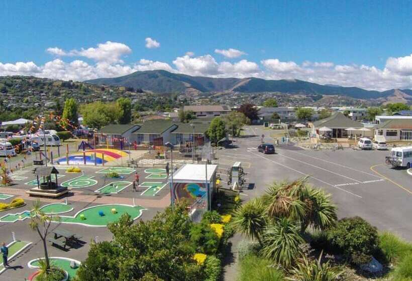 בית מלון כפרי Tāhuna Beach Holiday Park