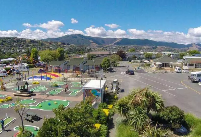 ホテル Tāhuna Beach Holiday Park