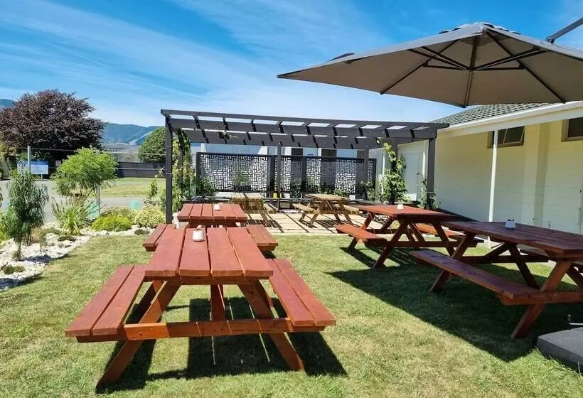 ホテル Tāhuna Beach Holiday Park