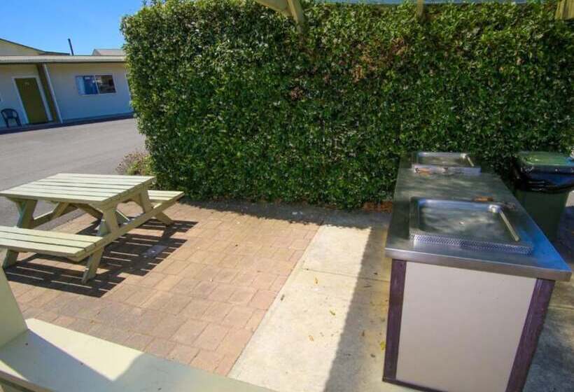 בית מלון כפרי Tāhuna Beach Holiday Park