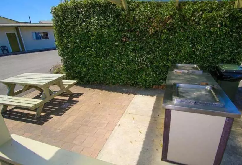 ホテル Tāhuna Beach Holiday Park