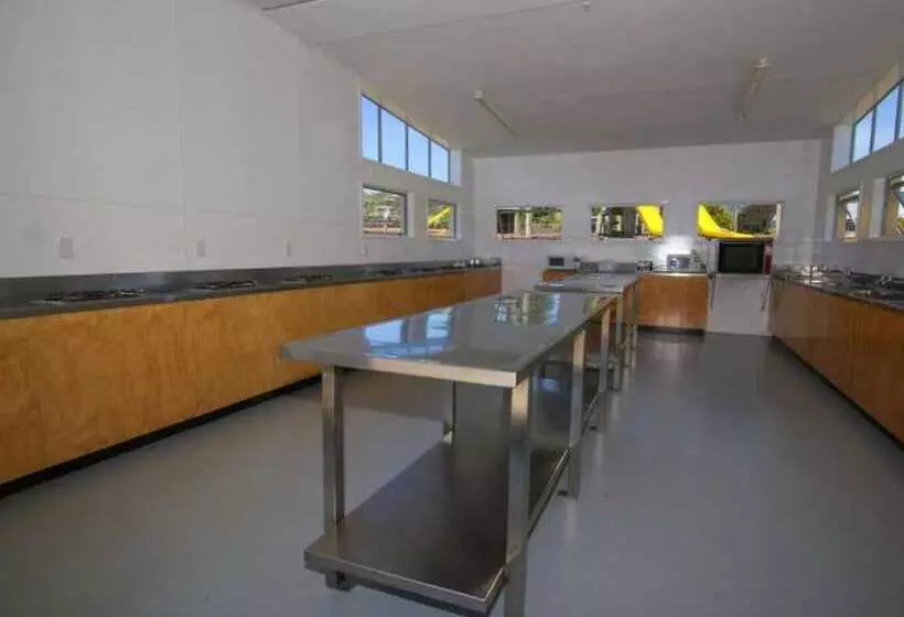 ホテル Tāhuna Beach Holiday Park