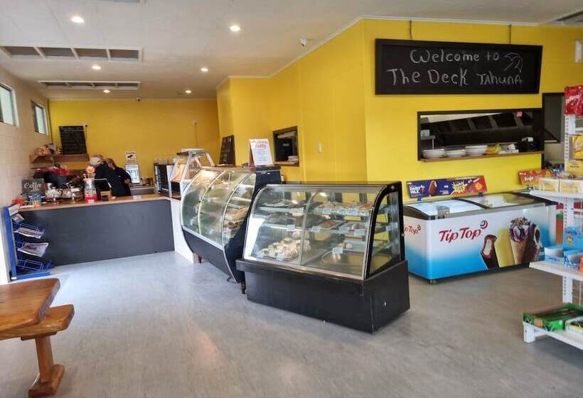 בית מלון כפרי Tāhuna Beach Holiday Park