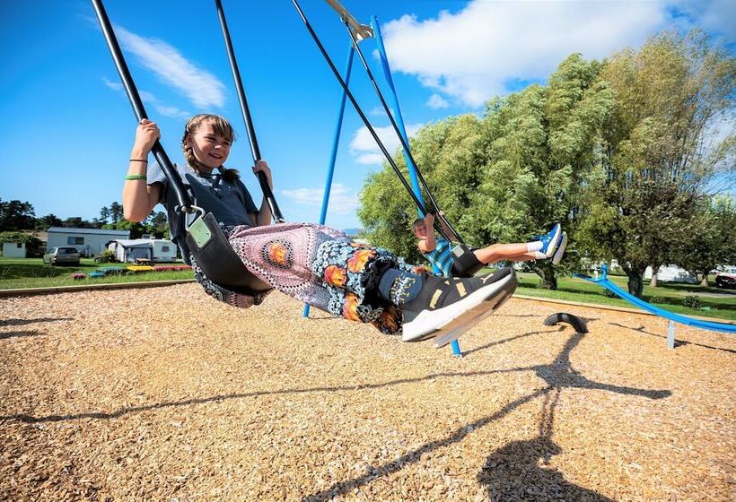 בית מלון כפרי Tāhuna Beach Holiday Park