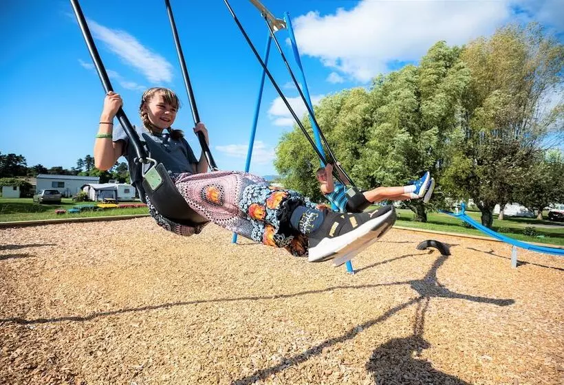 ホテル Tāhuna Beach Holiday Park