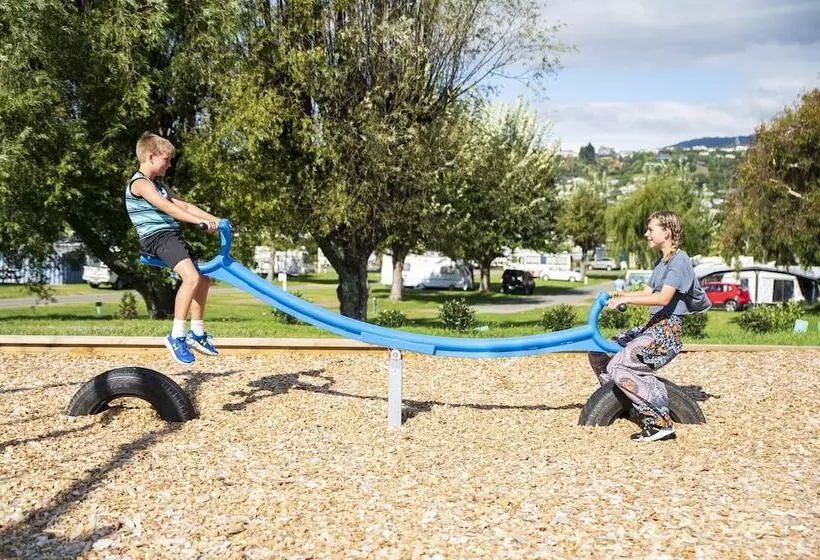 ホテル Tāhuna Beach Holiday Park