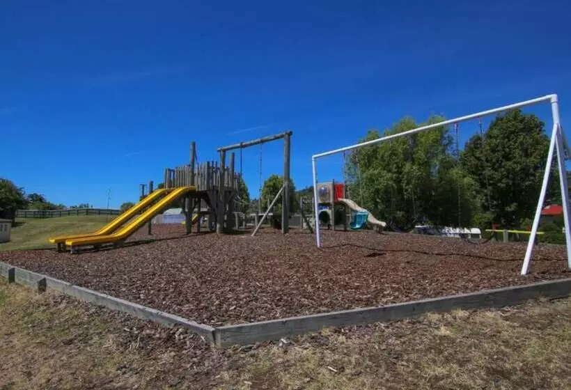 ホテル Tāhuna Beach Holiday Park