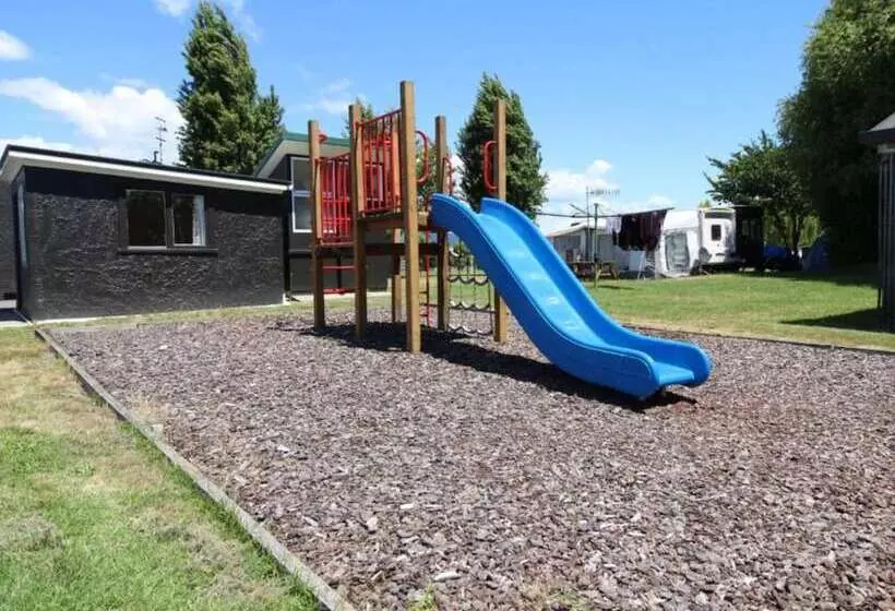 ホテル Tāhuna Beach Holiday Park