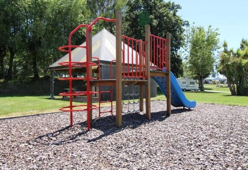 בית מלון כפרי Tāhuna Beach Holiday Park