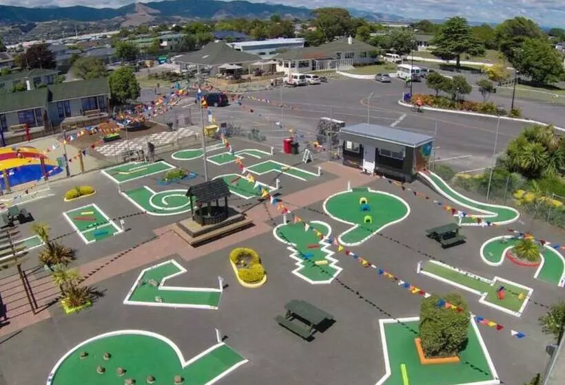 ホテル Tāhuna Beach Holiday Park