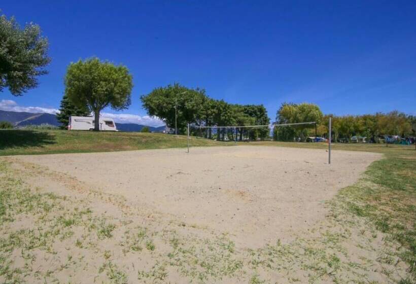 בית מלון כפרי Tāhuna Beach Holiday Park