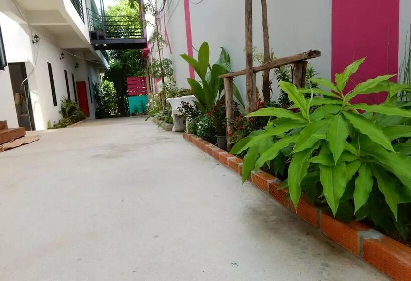 Wandee Bed And Breakfast Hostel