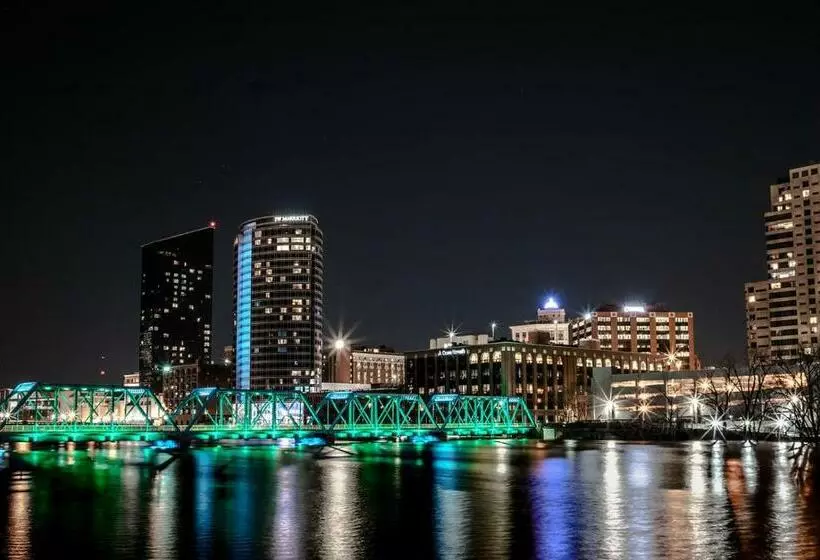 ユースホステル 5 King Bed Suites At The Finnley Hotel In Dt Gr