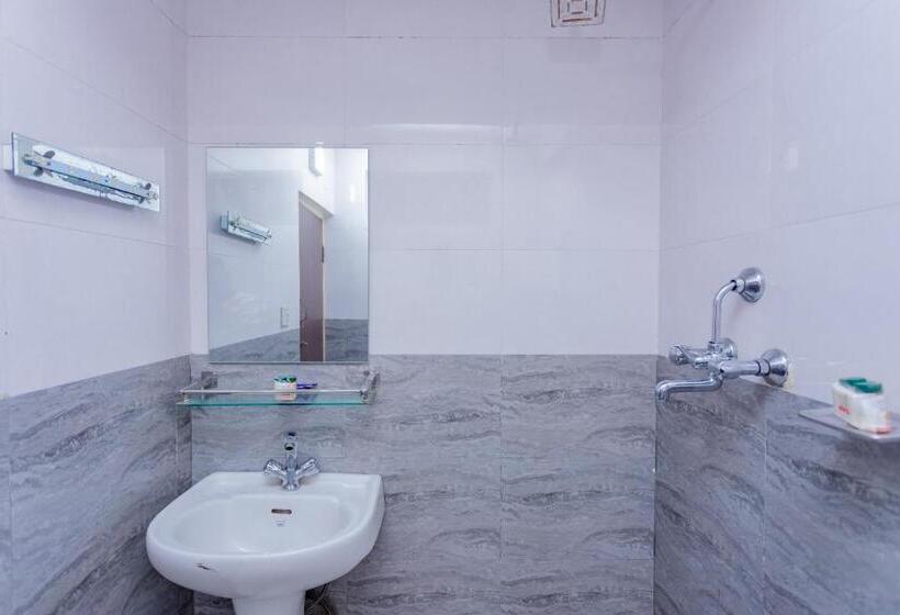 هتل Oyo 795  Holiday Inn