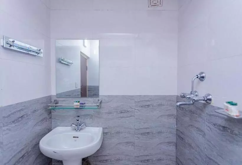 هتل Oyo 795  Holiday Inn