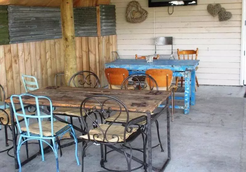 Fatowl Motel, Bar & Eatery