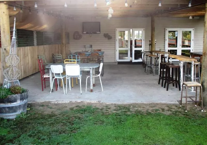 Fatowl Motel, Bar & Eatery