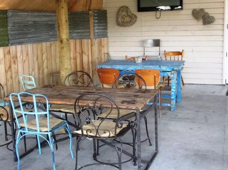 Fatowl Motel, Bar & Eatery