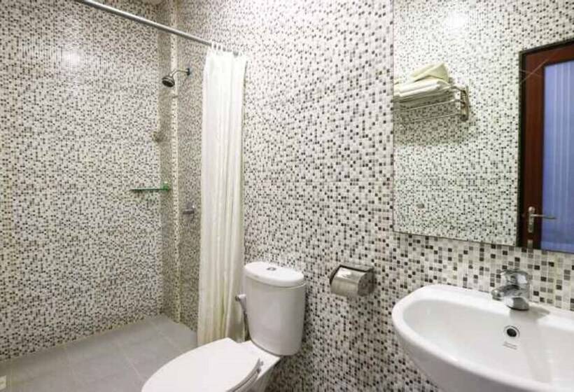 Blitz Hotel Batam Near Sultan Mahmud Ri Ayat Shah Mosque