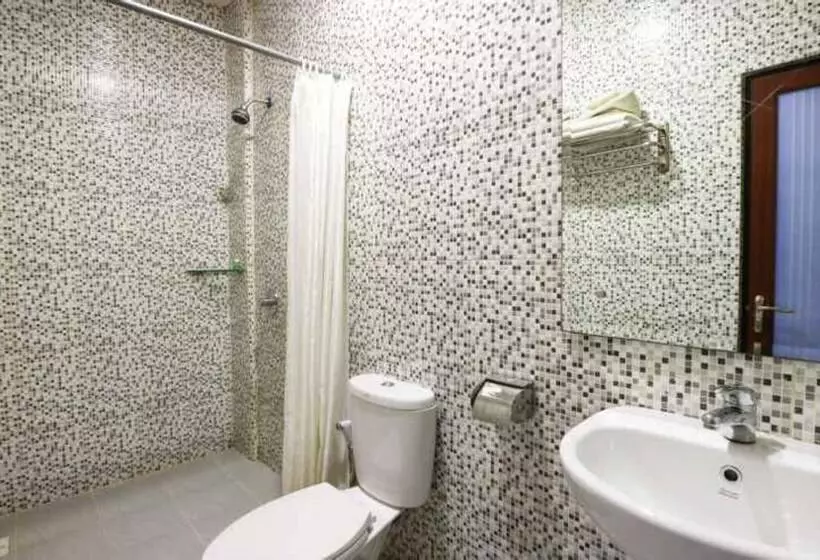 Blitz Hotel Batam Near Sultan Mahmud Ri Ayat Shah Mosque