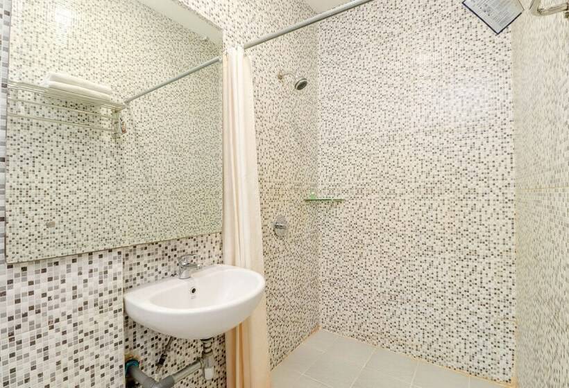 Blitz Hotel Batam Near Sultan Mahmud Ri Ayat Shah Mosque