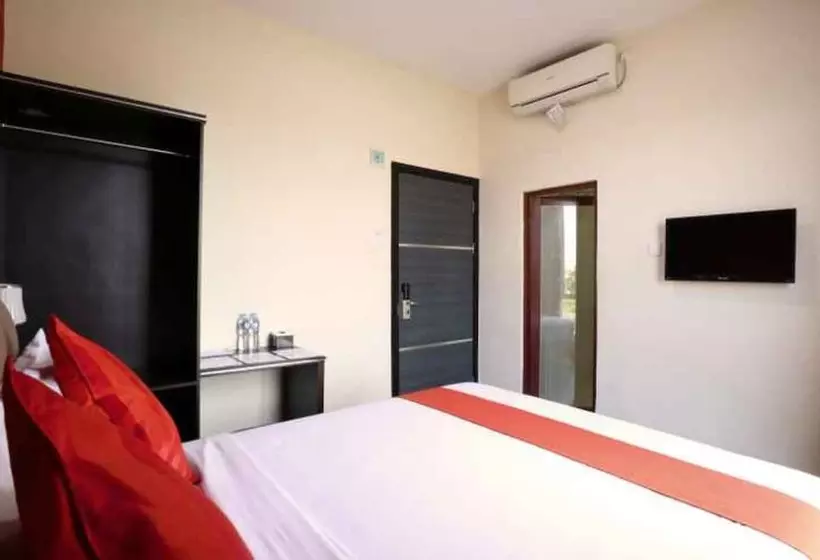 Blitz Hotel Batam Near Sultan Mahmud Ri Ayat Shah Mosque