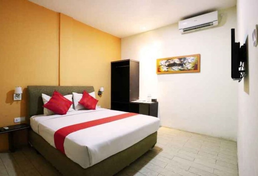 Blitz Hotel Batam Near Sultan Mahmud Ri Ayat Shah Mosque