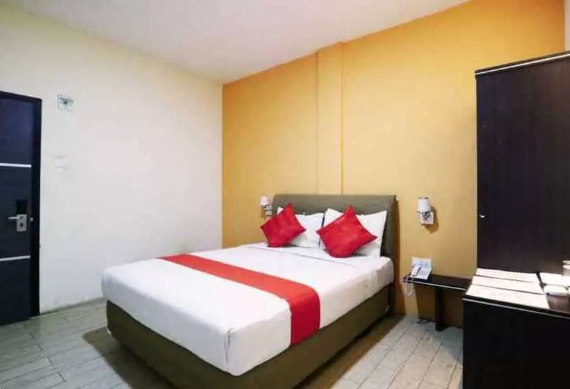 Blitz Hotel Batam Near Sultan Mahmud Ri Ayat Shah Mosque
