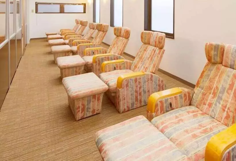 Sauna & Capsule Hotel Hollywood Caters To Men