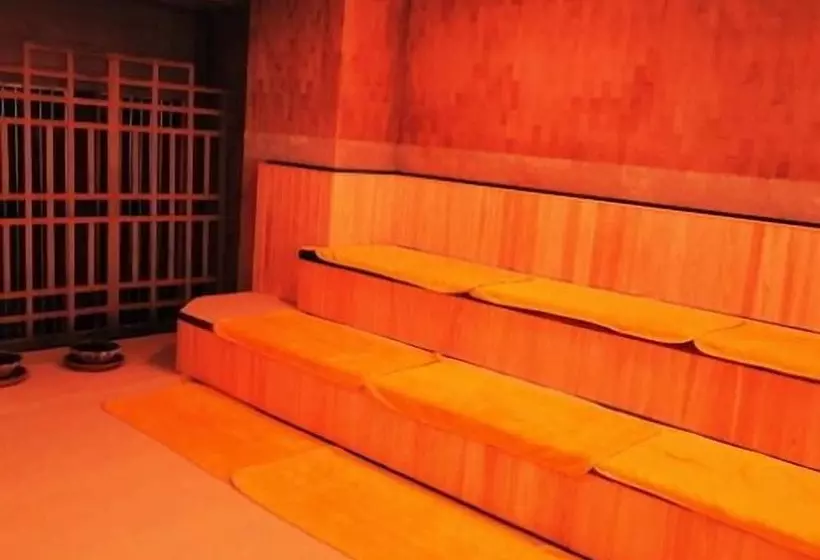 Sauna & Capsule Hotel Hollywood Caters To Men